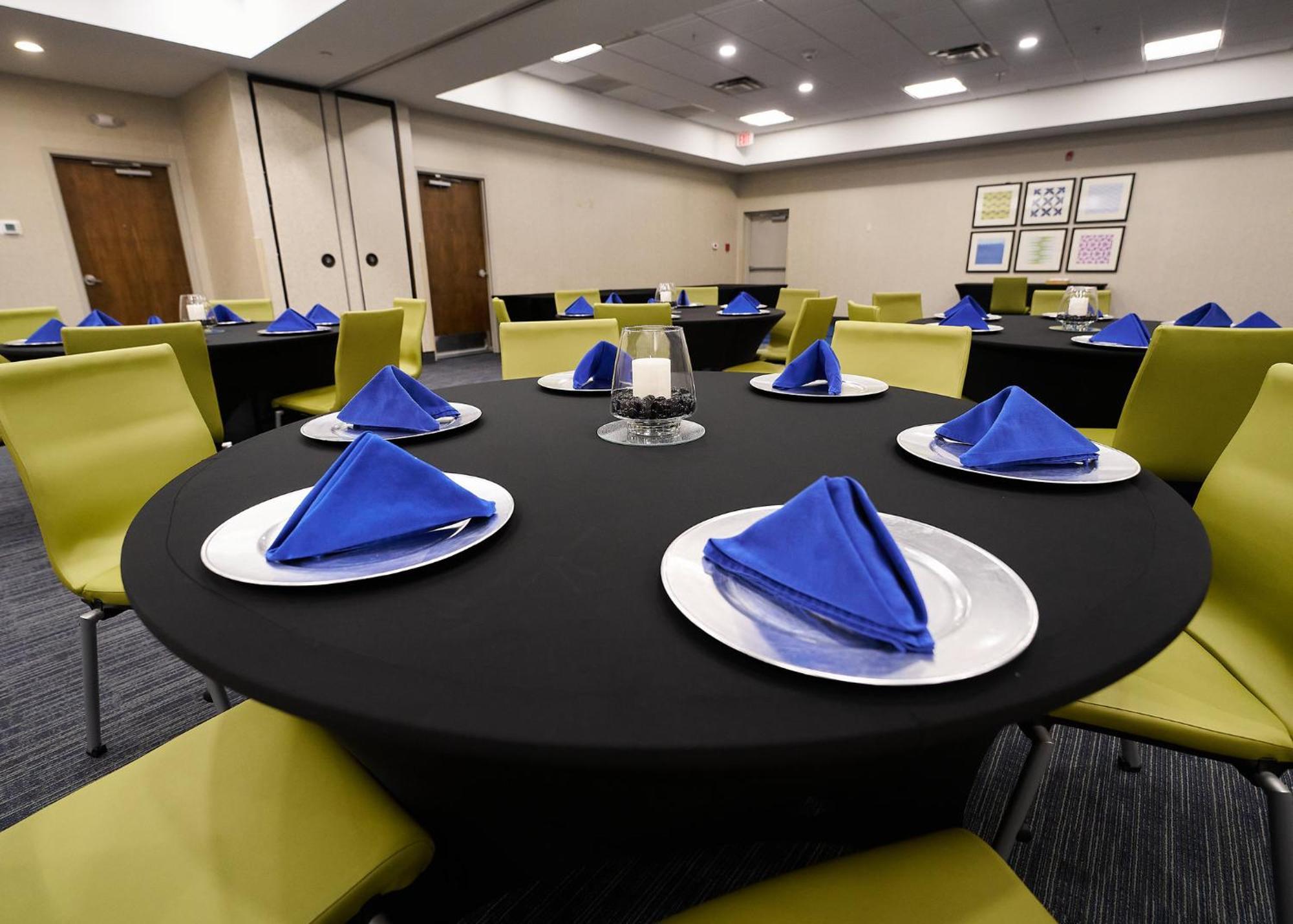 Holiday Inn Express Charleston-Civic Center By Ihg Exterior foto